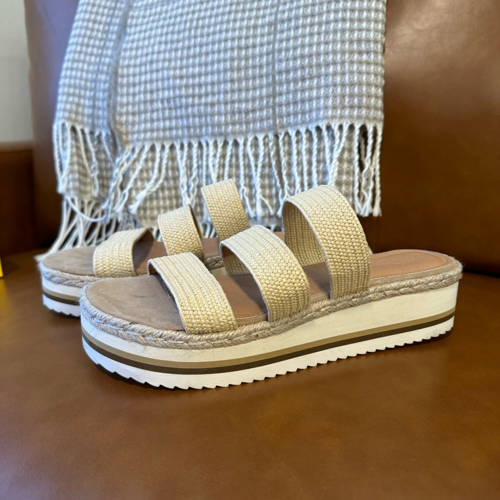 Universal Threads Sandal